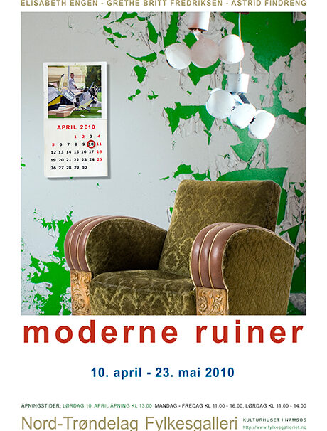 Plakat til utstillingen Moderne Ruiner av Elisabeth Engen, Grethe Britt Fredriksen og Astrid Findreng. Grønn lenestol mot hvit/grønn vegg. Veggkalender i bakgrunnen som viser April 2010