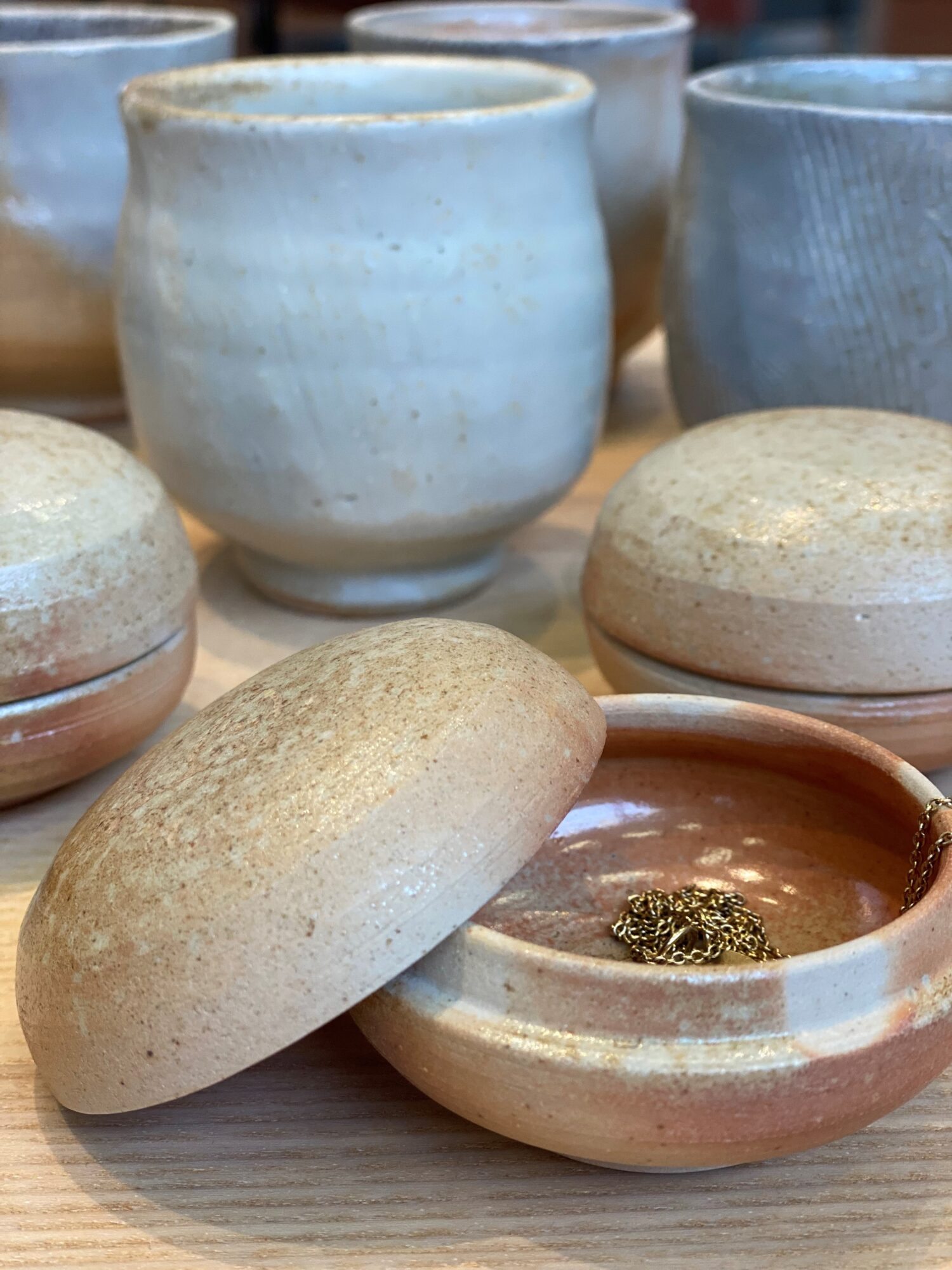 Tiny Box - små keramikkbokser med lokk av Michiko Takahashi Nilsen