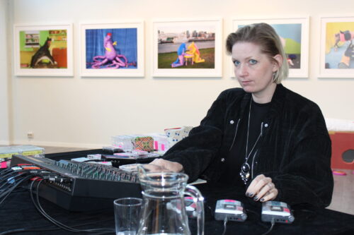 Musiker og komponist Stina Stjern ved sitt miksebord under fremføringen av musikalsk innslag på den offisielle åpningen. 