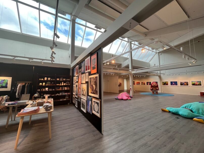 Oversiktsbilde som viser deler av utstillingen til Anja Carr og deler av museumsbutikken