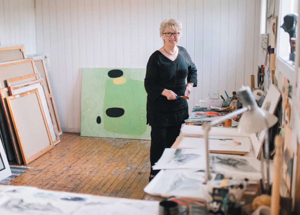 Elisabeth Balstad i sitt atelier
